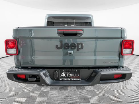 Used 2025 Jeep Gladiator Sport image 6