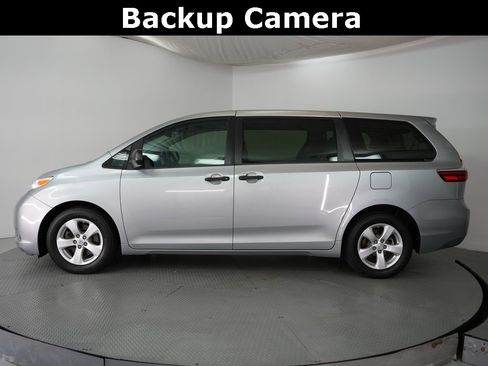 Used 2015 Toyota Sienna L image 4