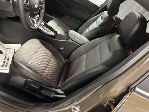 Used 2024 Chevrolet Trax LT w/ Sunroof Package image 12