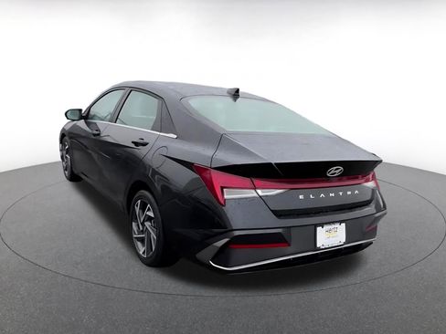 Used 2025 Hyundai Elantra SEL image 11
