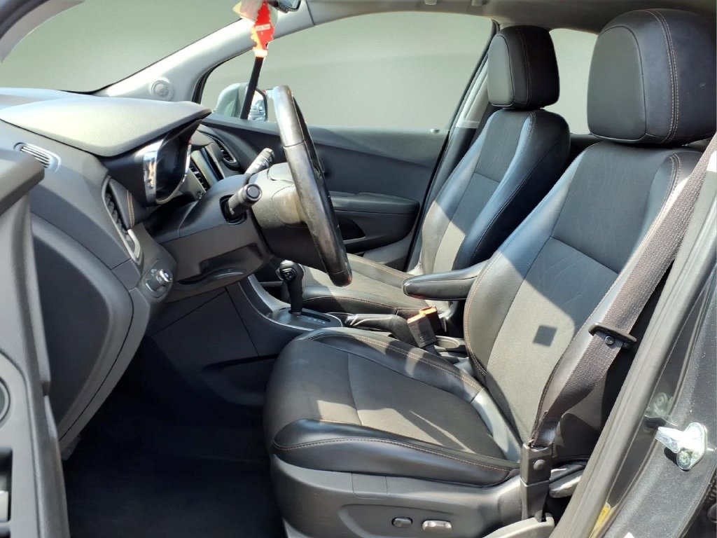 Used 2017 Chevrolet Trax LT w/ LT Convenience Package FWD image 16