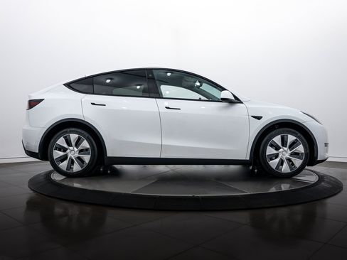 Used 2021 Tesla Model Y Long Range image 3