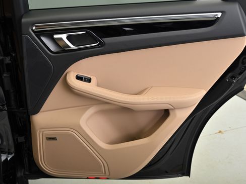 Used 2025 Porsche Macan image 20