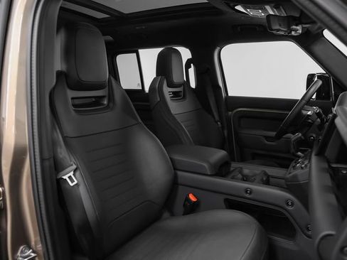 Used 2025 Land Rover Defender 110 image 22