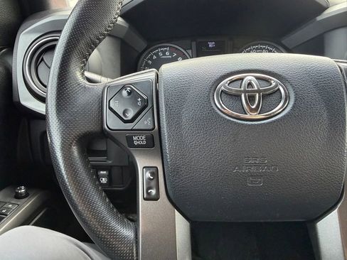 Used 2017 Toyota Tacoma TRD Sport AWD/4WD image 25