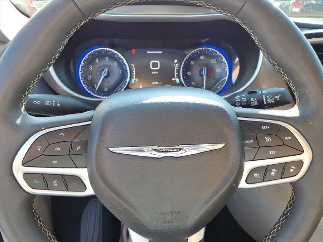 Used 2024 Chrysler Pacifica Touring-L FWD image 19