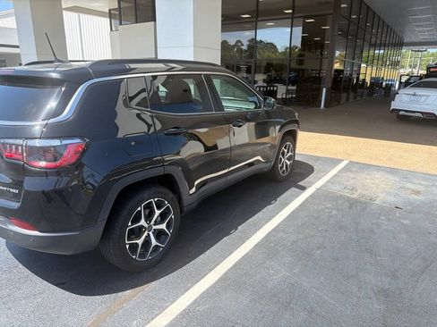 Used 2025 Jeep Compass Limited AWD/4WD image 3