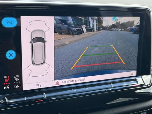 Certified 2025 Volkswagen Atlas SE image 26