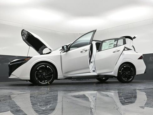 New 2026 Nissan Sentra SR w/ SR Premium Package FWD image 38