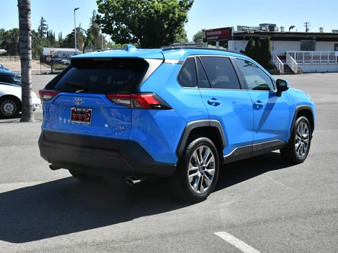 Used 2020 Toyota RAV4 XLE Premium FWD image 8