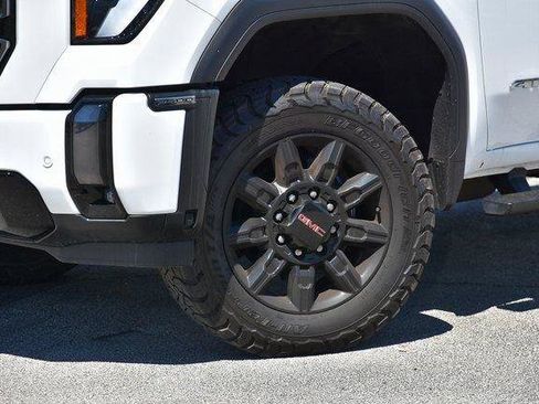 Used 2024 GMC Sierra 2500 AT4 AWD/4WD image 2