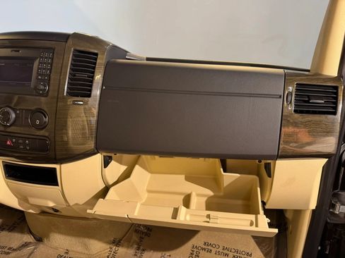 Used 2015 Mercedes-Benz Sprinter 2500 image 25