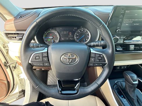 Used 2021 Toyota Highlander XLE image 40