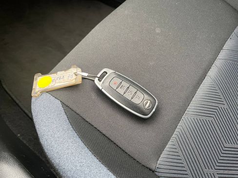 Used 2025 Nissan Versa SV FWD image 21