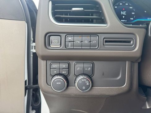 Used 2022 Chevrolet Suburban LT image 21