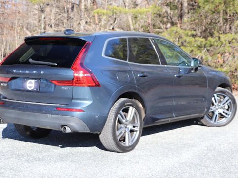 Used 2018 Volvo XC60 T6 Momentum w/ Convenience Package image 3