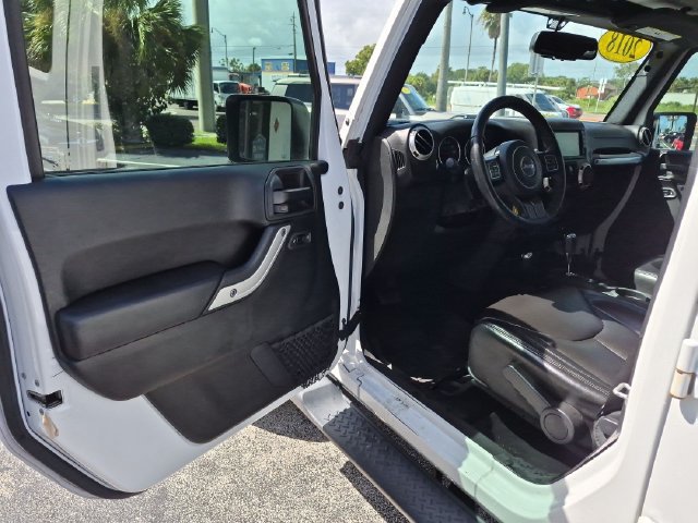 Used 2018 Jeep Wrangler Unlimited Sahara w/ Dual Top Group AWD/4WD image 9