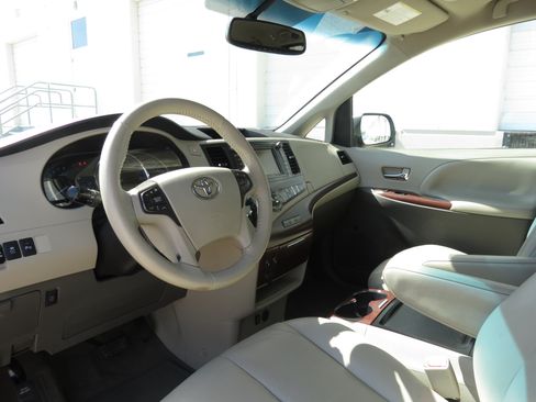 Used 2011 Toyota Sienna XLE w/ XLE Navigation Pkg FWD image 27