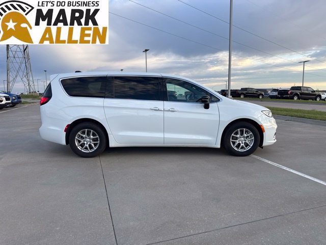 Used 2026 Chrysler Pacifica Select FWD image 6