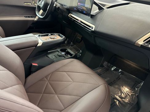 Used 2023 BMW iX xDrive50 w/ Premium Package image 33