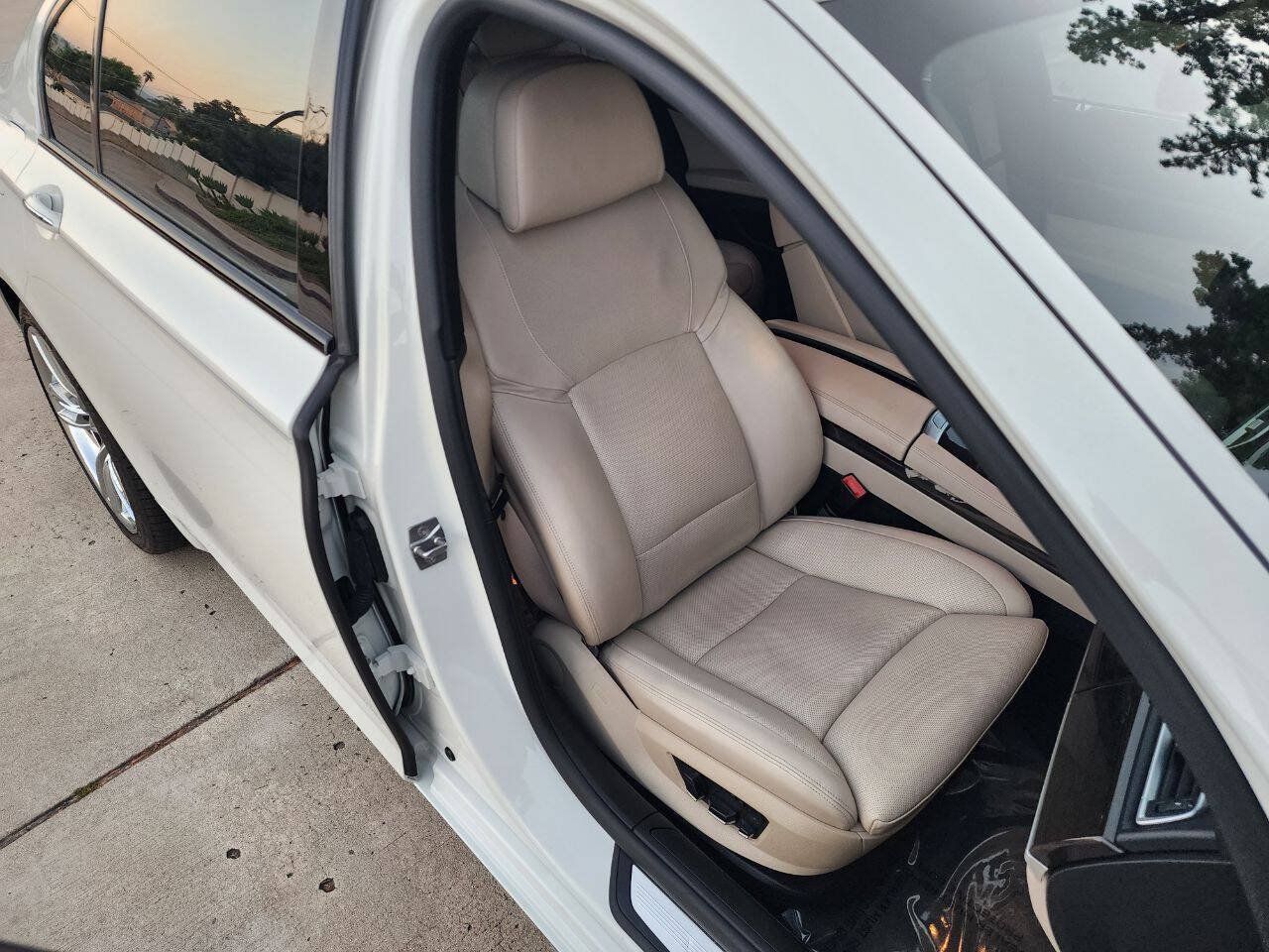 Used 2012 BMW 750Li w/ Driver Assistance Pkg RWD image 17