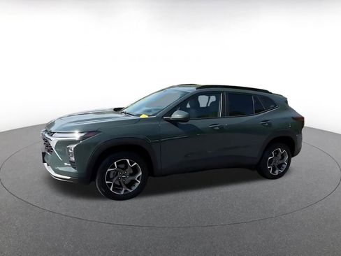 Used 2025 Chevrolet Trax LT w/ LT Convenience Package FWD image 8