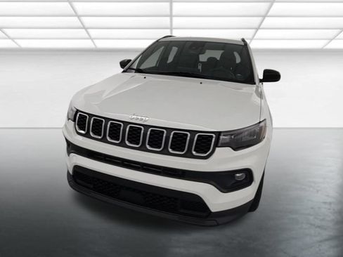 Used 2024 Jeep Compass Latitude AWD/4WD image 2