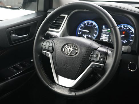 Used 2017 Toyota Highlander XLE image 14