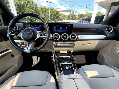 Used 2026 Mercedes-Benz GLB 250 4MATIC image 9