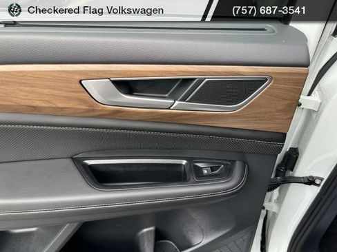 Used 2025 Volkswagen Atlas SE FWD image 23