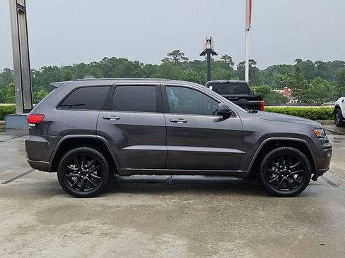 Used 2018 Jeep Grand Cherokee Altitude RWD image 4