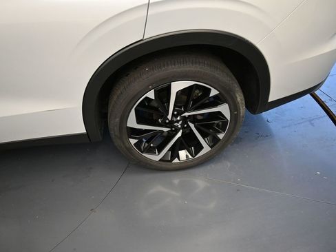 Used 2024 Mitsubishi Outlander SE image 18