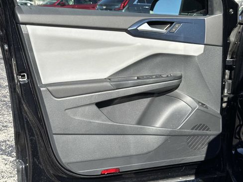 Used 2022 Volkswagen Taos SE w/ Panoramic Sunroof Package image 19