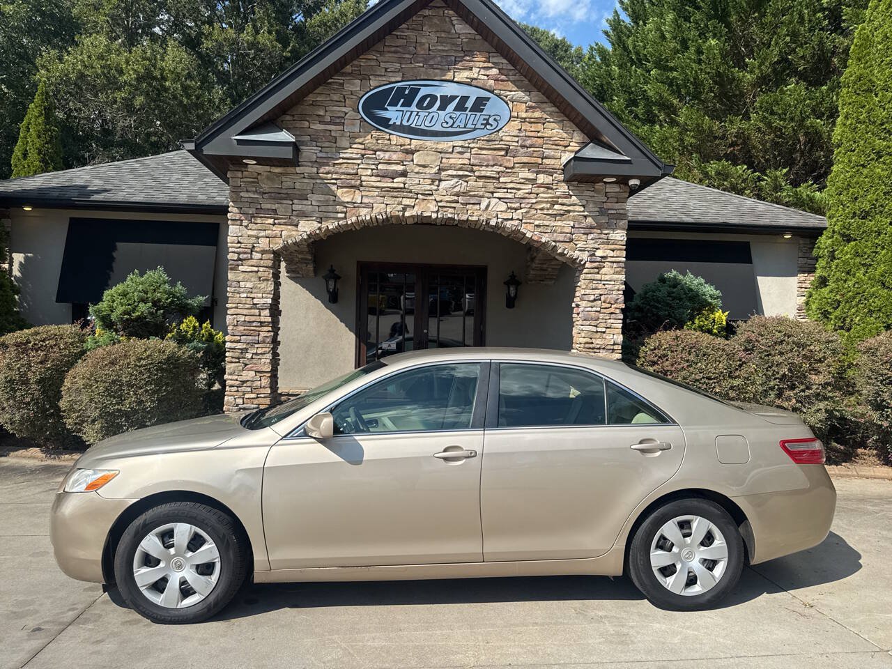 Used 2009 Toyota Camry LE FWD image 1