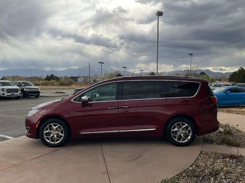 Used 2017 Chrysler Pacifica Limited FWD image 4
