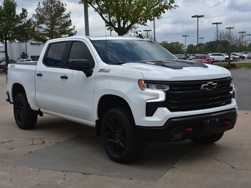 Used 2024 Chevrolet Silverado 1500 LT Trail Boss w/ Convenience Package II AWD/4WD image 3