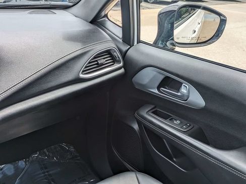 Used 2024 Chrysler Pacifica Limited FWD image 18