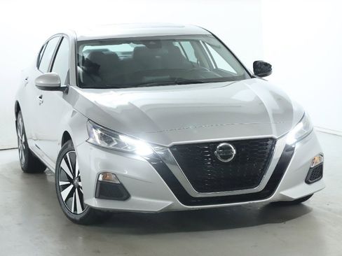 Used 2021 Nissan Altima 2.5 SV w/ SV Premium Package image 2