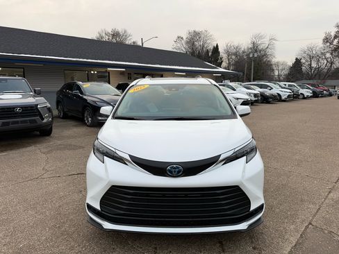 Used 2025 Toyota Sienna LE w/ LE Plus Package image 2