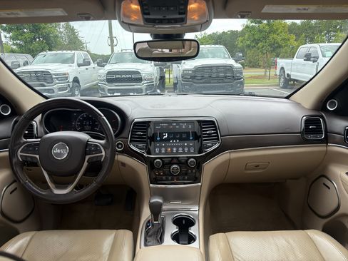 Used 2019 Jeep Grand Cherokee Overland AWD/4WD image 12