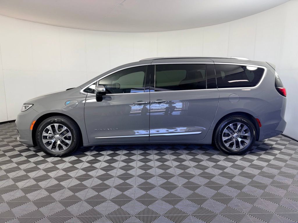 Used 2023 Chrysler Pacifica Pinnacle FWD image 11