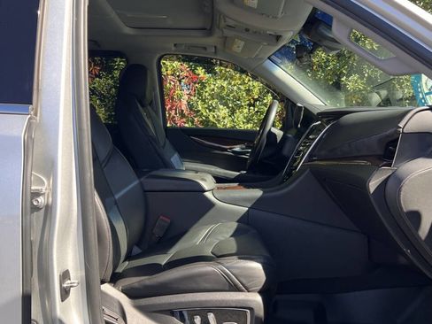 Used 2019 Cadillac Escalade Luxury image 17