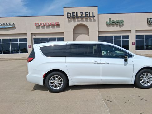 New 2027 Chrysler Pacifica Select FWD image 1