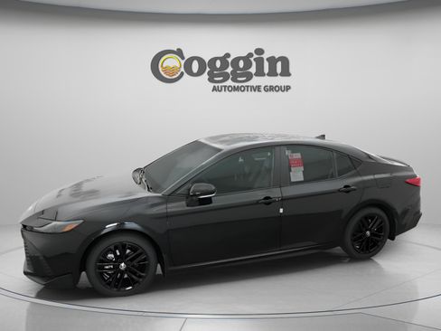 Used 2025 Toyota Camry SE image 2