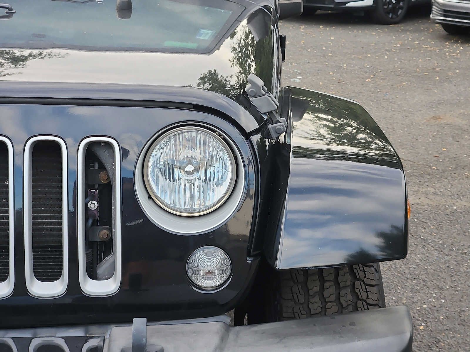 Used 2016 Jeep Wrangler Unlimited Sahara w/ Dual Top Group AWD/4WD image 9