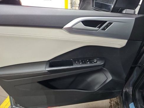 Used 2025 Volkswagen Taos SE image 14