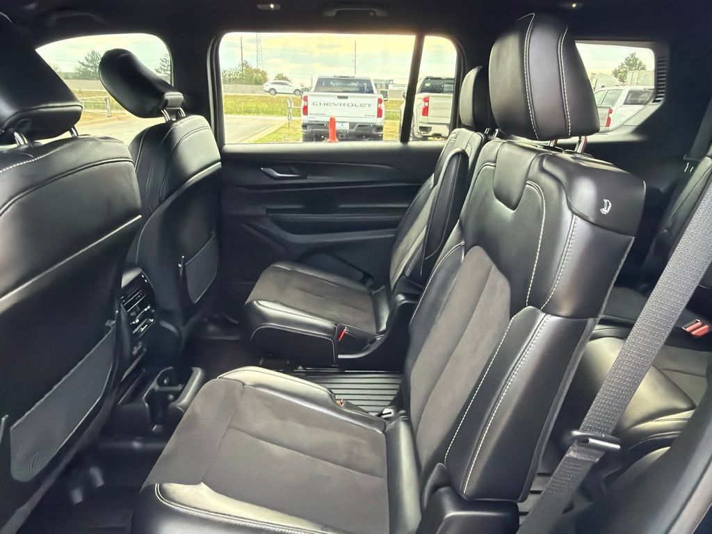 Used 2025 Jeep Grand Cherokee L Laredo AWD/4WD image 15