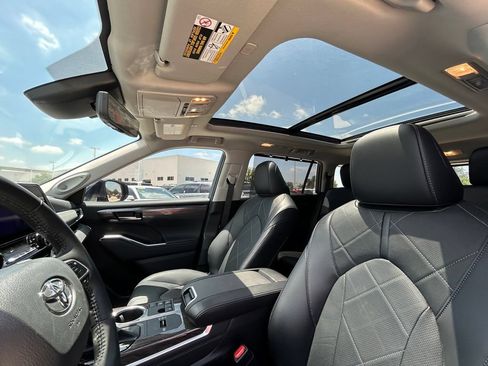 Used 2023 Toyota Highlander Platinum FWD image 12