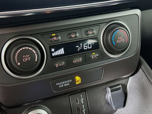 Used 2025 Nissan Leaf S image 23