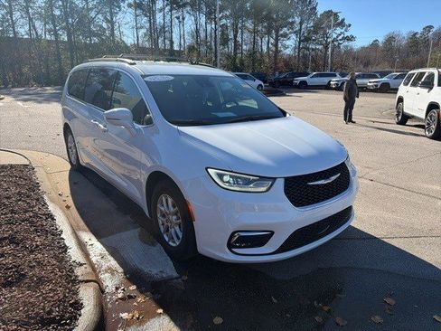 Used 2022 Chrysler Pacifica Touring-L image 8